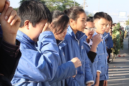 Nhiều người bạn cùng lớp khóc chào tiễn biệt Nguyễn Thành Chung