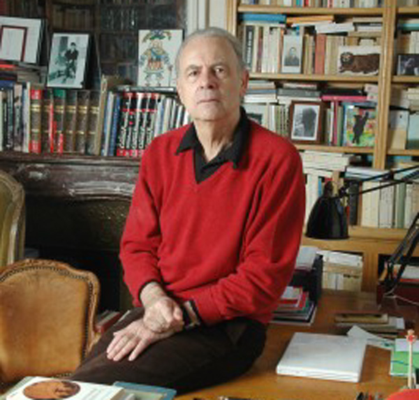Nhà văn Patrick Modanio bên các tác phẩm của mình