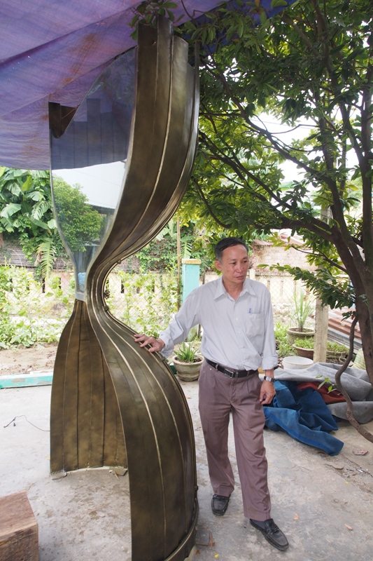 Chiếc đồng hồ nước khủng được các nghệ nhân làng đúc đồng Phước Kiều hoàn thành. Ảnh Đức Hoàng