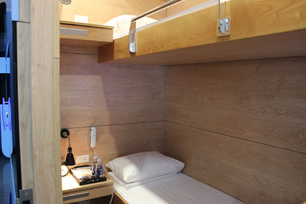 Mỗi phòng đôi có 2 gường với chăn ga  gối đệm , 2 bàn làm việc cùng các vật dụng cần thiết khác.