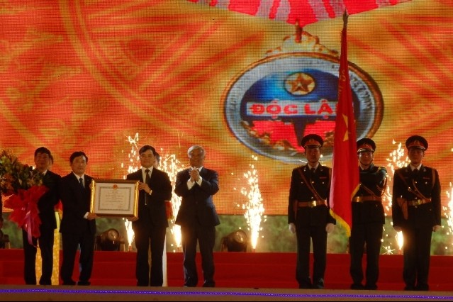 Thay mặt lãnh đạo Đảng, Nhà nước, Phó Chủ tịch Quốc hội Uông Chu Lưu đã trao Huân chương Độc lập hạng Nhất cho Đảng bộ, nhân dân TP. Thanh Hóa.