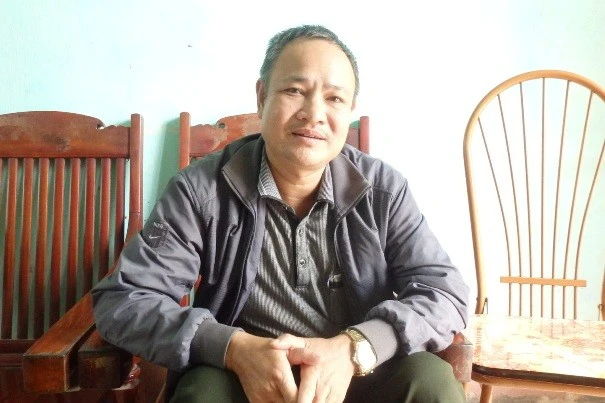 Ông Lê Kim Sơn, Trưởng công an xã Văn Sơn, huyện Triệu Sơn trao đổi với PV