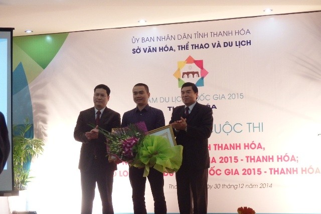 Đại diện Ban Tổ chức đã trao Bằng khen của Chủ tịch UBND tỉnh, giấy chứng nhận và giải thưởng cho tác giả đạt giải nhất cuộc thi sáng tác logo Năm Du lịch Quốc gia 2015- Thanh Hóa.