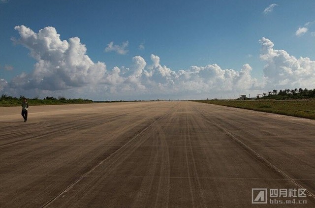Báo giới Trung Quốc khoe sân bay Phú Lâm trước và sau khi xây dựng.