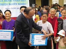 Phó Thủ tướng Nguyễn Xuân Phúc trao quà cho người dân. 	 ảnh: P.H
