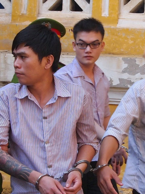 Bị cáo Trần Đại Quang (đeo kính) bị dẫn giải sau phiên xét xử - Ảnh: H.Điệp