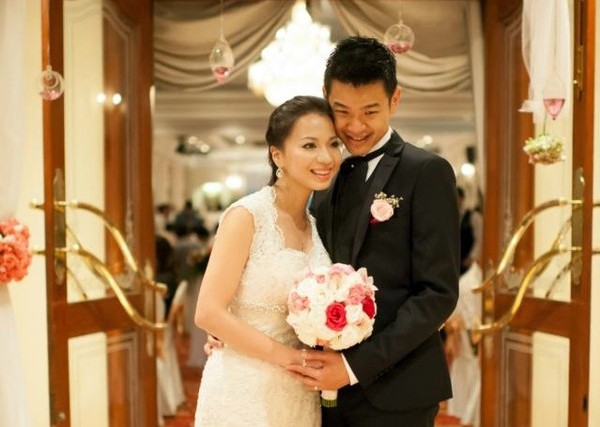 Trần Ngọc Minh hạnh phúc cùng chồng trong ngày cưới.