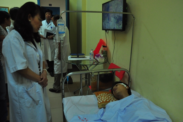 BS Lưu Thị Liên - Phó Giám đốc Sở Y tế Hà Nội tới thăm, tặng quà, động viên BS Tùng đang điều trị tại BV Thanh Nhàn.