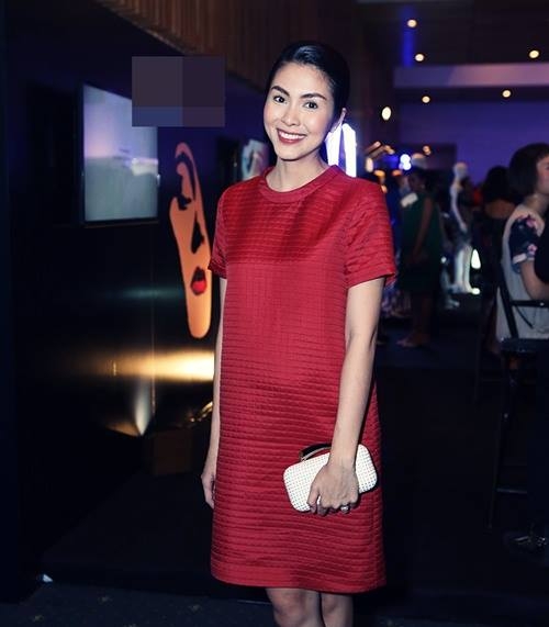 Tăng Thanh Hà xuất hiện trong một sự kiện thời trang với chiếc váy xuông đỏ để lộ vòng 2 to bất thường.