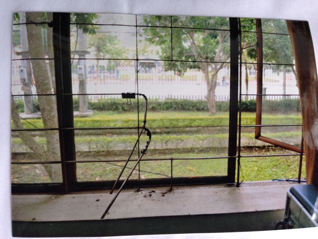 Một cửa sổ bị tên trộm Hùng phá để đột nhập vào bên trong trộm cắp tài sản