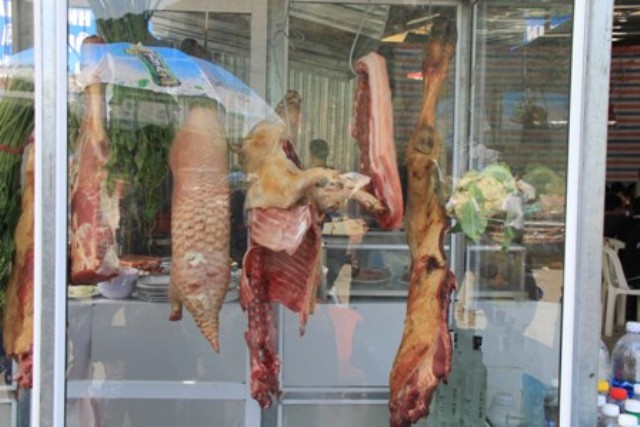 Một quầy bán thịt thú hoang dã trên đường Phạm Viết Chánh, quận 1