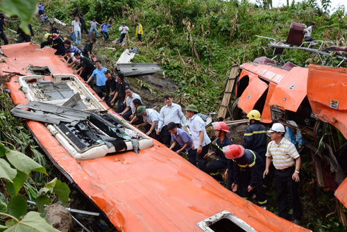 Bộ trưởng GTVT Đình La Thăng và nhiều quan chức tới thị sát hiện trường vụ tai nạn thảm khốc ở Sa Pa