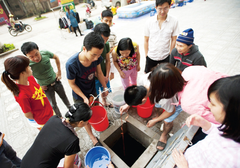 Người dân Hà Nội mong muốn nước tăng giá phải đi liền với tăng chất lượng nước và chất lượng dịch vụ.	  Ảnh: T.G