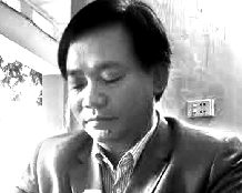 Ông Nguyễn Minh Tùng trò chuyện với phóng viên