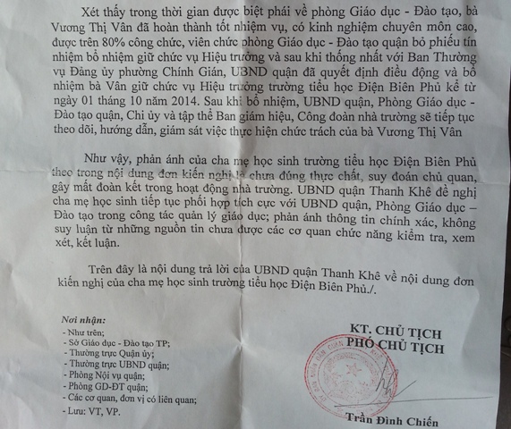 Phó Chủ tịch UBND quận Thanh Khê (Đà Nẵng) Trần Đình Chiến ký văn bản trả lời Đơn kiến nghị của Ban đại diện cha mẹ học sinh trường tiểu học Điện Biên Phủ. Ảnh Đức Hoàng
