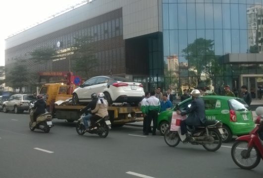 Vụ va chạm giao thông xảy ra ngay trước Trung tâm Hành chính TP Đà Nẵng. Ảnh Đức Hoàng