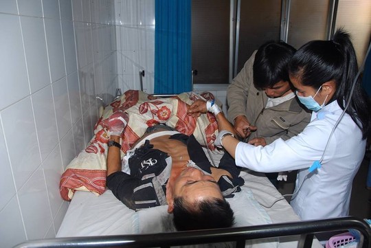 Ông Trương Hồng Dương đamg được bác sĩ Bệnh viện Đa khoa tỉnh Lâm Đồng cấp cứu.