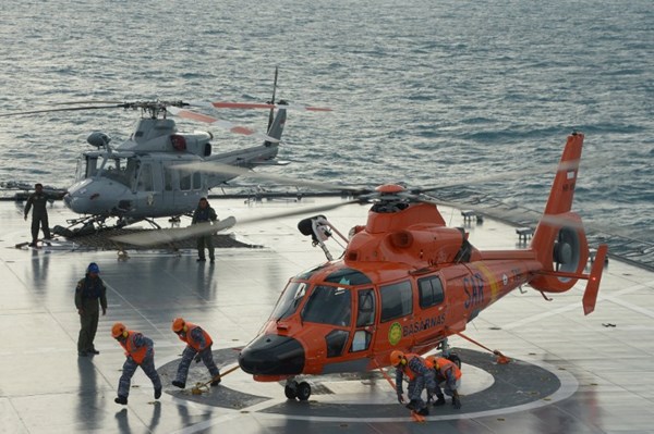 Một chiếc trực thăng cứu hộ được chuẩn bị để hỗ trợ đội trục vớt