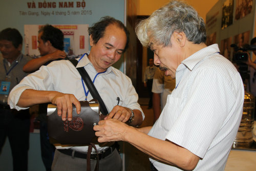 Nhà văn Bảo Ninh và nhà thơ Nguyễn Trọng Tạo trò chuyện bên lề Đại hội