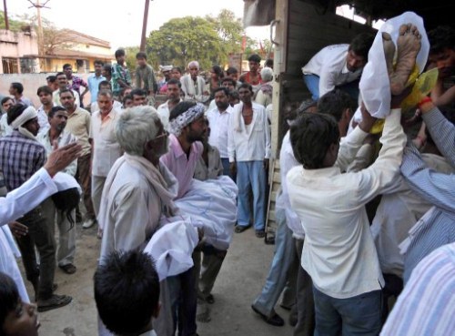 Thi thể những tín đồ Hindu thiệt mạng được đưa lên xe tải. Ảnh: AFP.