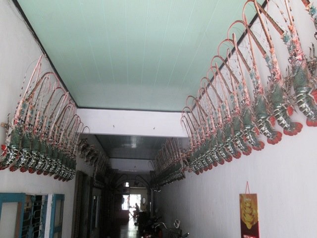 Những con tôm hùm làm bằng tre được treo khắp nhà tạo ấn tượng mạnh với khách tham quan