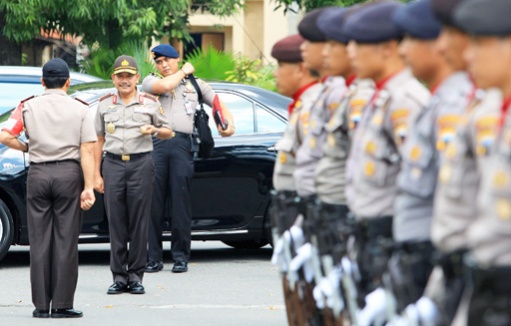 Ready, willing and able: National Police chief Gen. Badrodin Haiti (second left) visits the Surakarta Metro Police headquarters, Central Java, Monday to inspect the security details for Thursday’s wedding ceremony of President Joko “Jokowi” Widodo’s son, Gibran Rakabuming Raka and Selvi Ananda.(Antara/Maulana Surya)