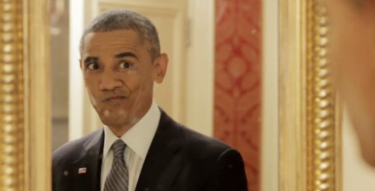 Hình ảnh Tổng thống Barack Obama hóm hỉnh lè lưỡi soi gương, hay ngắm nghía hình ảnh mới có vẻ rất bí ẩn của mình với chiếc kính đen, hay tạo dáng chụp hình selfie...