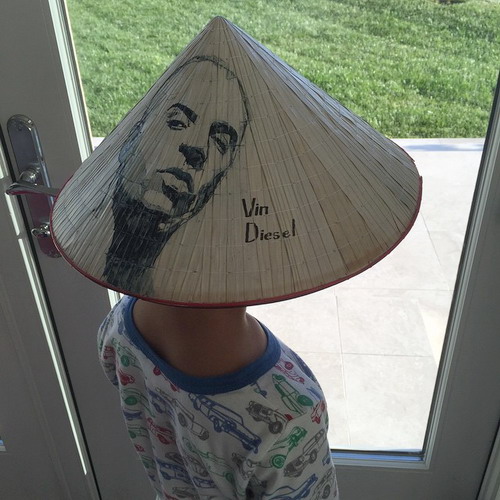 Bức ảnh cậu con trai 5 tuổi của Vin Diesel đội nón lá Việt Nam được đăng tải trên Instagram cá nhân của nam diễn viên.