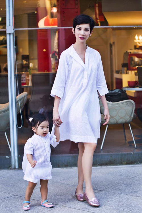 Xuân Lan và cô con gái cưng cùng xuất hiện trong bộ ảnh thời trang giới thiệu các mẫu thiết kế mới dành cho mẹ và bé.