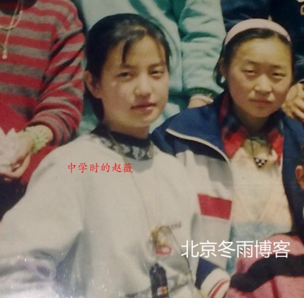 Tối 2/5, những hình ảnh thời trung học của Triệu Vy được công khai trên trang QQ. Hình ảnh ngày ấy với đôi mắt to tròn, má phúng phính, cô sớm chứng tỏ đẳng cấp nhan sắc so với các bạn cùng trang lứa. 