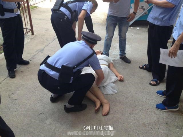 Cô gái được cảnh sát đưa đi bệnh viện. Nguồn: QQ