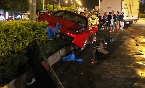 siêu xe, tai nạn, dải phân cách, Sài Gòn