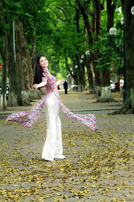 Hoa hậu Thùy Dung và những khoảnh khắc đẹp trên phố Phan Đình Phùng.