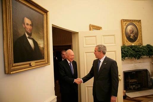 Cựu Tổng thống Mỹ George W. Bush trong một lần tiếp ông Lý Quang Diệu. Ảnh: Facebook