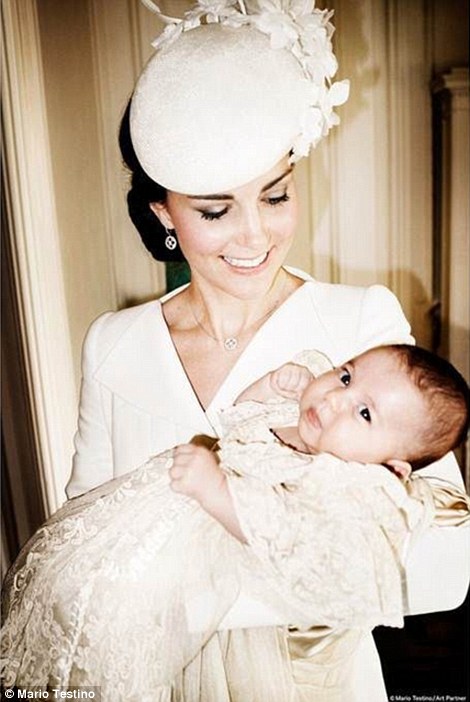 Ảnh Công nương Kate cười hạnh phúc, ngắm nhìn công chúa Charlotte Elizabeth Diana trên tay.
