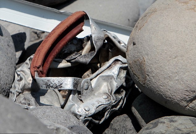 Mảnh vụn kim loại được tìm thấy trên bãi biển ở Saint-Denis, đảo Reunion của Pháp được xác nhận là mảnh vụn của một cái thang, chứ không phải là một phần của máy bay như suy nghĩ ban đầu của các nhà tìm kiếm