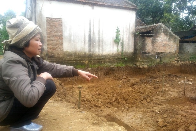 Bà Trần Thị Diệp chỉ chỗ ngôi mộ tập thể vừa được phát hiện