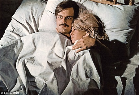 Sharif và bạn diễn Julie Christie trong phim “Bác sĩ
Zhivago” (1965).