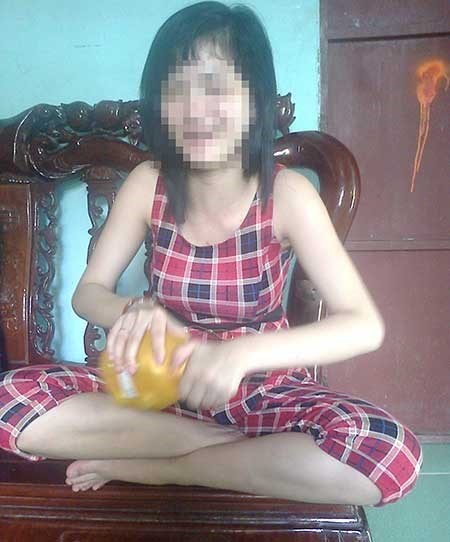 Bi kịch sẽ c&ograve;n đưa em tới đ&acirc;u hở Lũng, khi em chỉ l&agrave; con nh&oacute;c gi&agrave;nh đồ chơi với đứa ch&aacute;u? Ảnh: H.THU