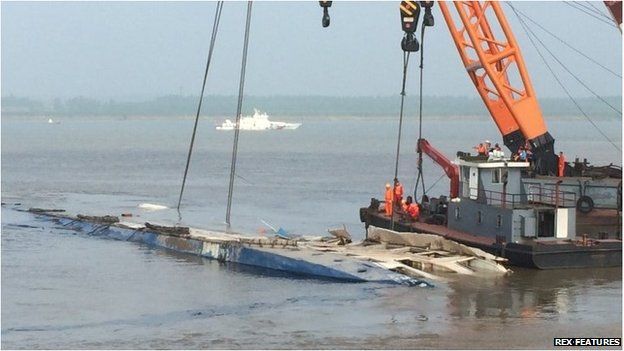 The Eastern Star on its side in the Yangtze River (5 June 2015)