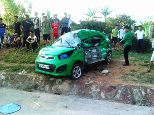 Hiện trường vụ tai nạn, khiến tài xế chiếc taxi tử vong tại chỗ