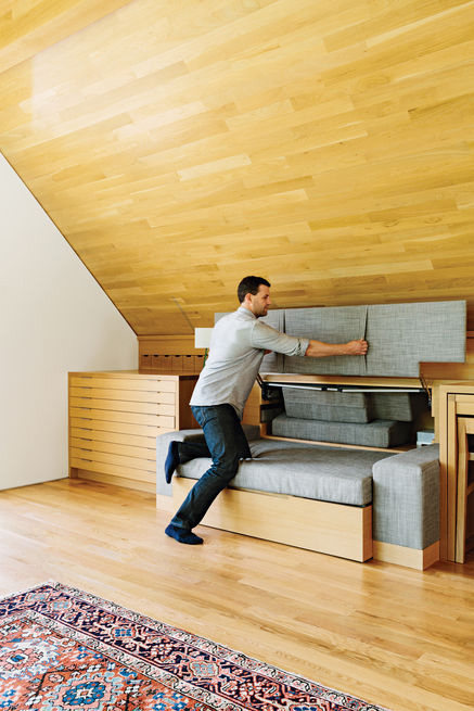 Đồ nội thất đa chức năng giúp nhà gọn gàng, sạch sẽ. Bạn có thể biến đổi sofa thành giường và có cả chỗ để đệm.