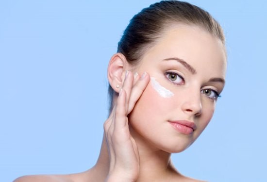 Chọn đúng sản phẩm chăm sóc da sẽ giúp làn da bạn trẻ trung và tươi tắn hơn nhiều.