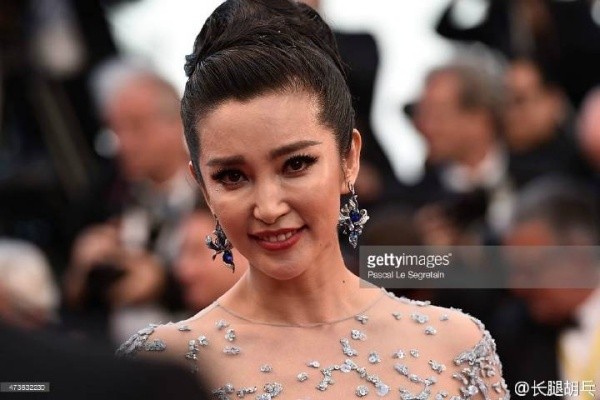 Xuất hiện trên thảm đỏ Cannes lần thứ 68 vào tối 16/5, Lý Băng Băng được khen ngợi hết lời nhờ sự trẻ trung so với tuổi thật. Nhưng ở loạt ảnh do Getty Image cung cấp, người đẹp họ Lý lộ rõ dấu hiệu già nua.