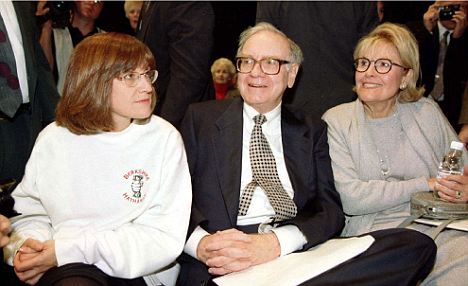 One big, happy family: (L-R) Buffetts daughter Susie sits beside her dad and mom Susan at a business function in 1997