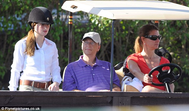  Vợ chồng tỷ phú Bill Gates đi cổ vũ cho con gái đầu lòng ở trận đua ngựa năm 2012.