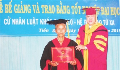 Thầy Hà Thanh Toàn, Hiệu trưởng Trường Đại học Cần Thơ trao Bằng Cử nhân Luật cho bà Phạm Thị Kim Hoa.