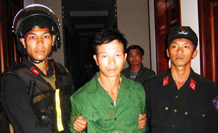  Vũ Văn Đản (giữa), hung thủ đã gây ra vụ thảm án khiến bốn người tử vong - Ảnh Tuổi trẻ