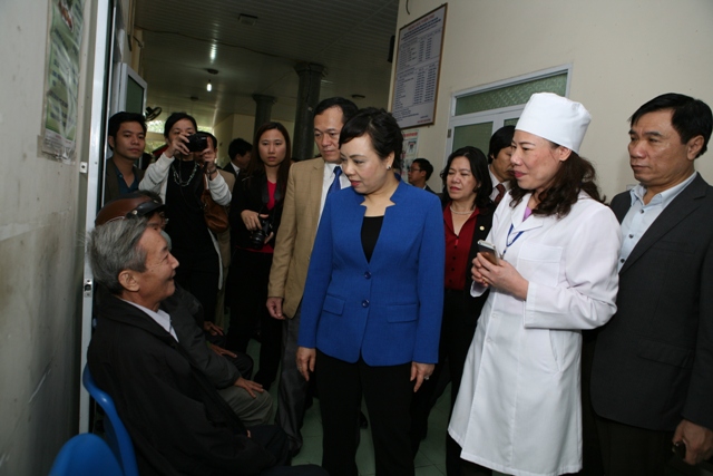 Bộ trưởng hỏi thăm các bệnh nhân đang chờ khám bệnh tại Hoằng Hoá