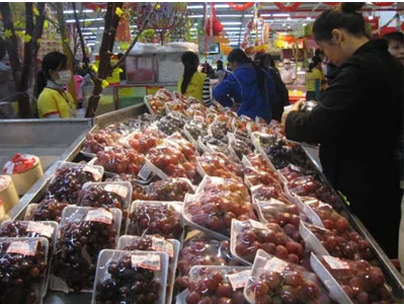 Thông tin về chất lượng hoa quả nhập khẩu có vấn đề khiến người tiêu dùng trong nước lo ngại.
